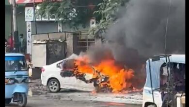 Photo of सूरजपुर में हादसा : सड़क पर खड़ी होंडा सिटी सीएनजी कार धू-धूकर जली, ड्राइवर ने कूदकर बचाई जान