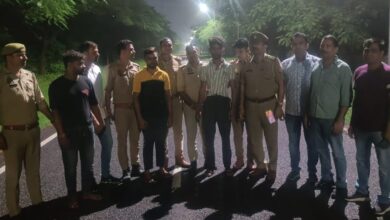 Photo of सूरजपुर पुलिस की गिरफ्त में लुटेरे : राह चलते लोगों से लूटपाट करने वाले बदमाशों से पुलिस की मुठभेड़, एक के पैर में लगी गोली, चार गिरफ्तार