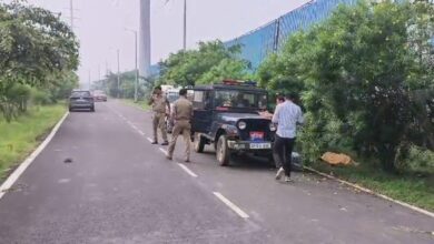 Photo of सनसनीखेज घटना : ग्रेटर नोएडा में युवक की गला रेत कर हत्या, शव को 130 मीटर रोड पर फेंका