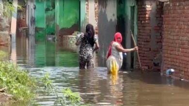 Photo of बाढ़ में डूबा जेवर एयरपोर्ट के पास का गांव रनहेरा, जिला प्रशासन की लापरवाही से ग्रामीण नाराज