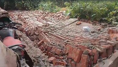 Photo of भारी बारिश की वजह से मोरना बस अड्डे की दीवार भरभराकर गिरी, सड़कों की सेहत हुई खराब