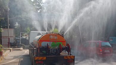 Photo of दीपावली से पहले प्रदूषण को लेकर गंभीर हुआ नोएडा प्राधिकरण, मुख्य मार्गों पर शोधित जल का छिड़काव कराया