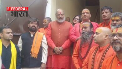 Photo of डासना मंदिर के बाहर भारी पुलिस बल तैनात : तौकीर रजा की प्रेस कॉन्फ्रेंस को लेकर महंत का विवादित बयान, हनुमान चालीसा के पाठ की दी धमकी