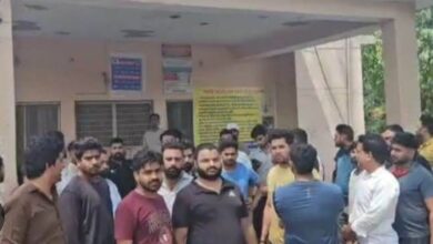 Photo of Greater Noida: आठ दिन से अंधेरे में डूबा बादलपुर गांव, बिजली कटौती से ग्रामीण परेशान