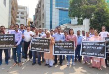 Photo of ग्रेटर नोएडा वेस्ट में चिलचिलाती धूप में आम्रपाली घर खरीदारों का प्रदर्शन, फ्लैट कैंसिलेशन और रिसीवर ऑफिस की मनमानी पर जताया आक्रोश