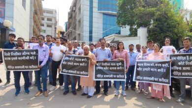 Photo of ग्रेटर नोएडा वेस्ट में चिलचिलाती धूप में आम्रपाली घर खरीदारों का प्रदर्शन, फ्लैट कैंसिलेशन और रिसीवर ऑफिस की मनमानी पर जताया आक्रोश