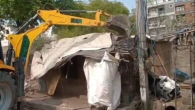 Photo of Bulldozer Action in Delhi : अवैध बस्तियों पर चला बुलडोजर, पुलिस बल तैनात, सियासी घमासान तेज !