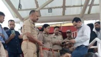 Photo of नोएडा में फिर लिफ्ट हादसा: सेक्टर-141 फुट ओवर ब्रिज पर 6 लोग 45 मिनट तक फंसे