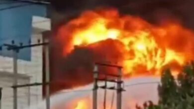 Photo of Noida : श्याम पेंट इंडस्ट्री में भीषण आग, 30 दमकल गाड़ियों की मदद से तीन घंटे में पाया काबू ! 