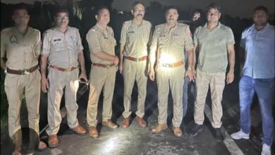 Photo of ग्रेटर नोएडा : पुलिस चेकिंग के दौरान फायरिंग, बदमाश को लगी गोली, साथी फरार