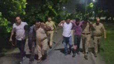 Photo of ग्रेटर नोएडा में मुठभेड़ के बाद टायर चोर गैंग बेनकाब, तीन बदमाश गोली लगने से घायल