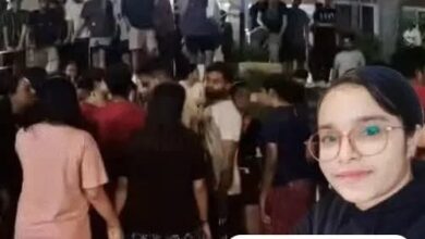 Photo of ग्रेटर नोएडा: शारदा यूनिवर्सिटी की छात्रा ने की आत्महत्या, सुसाइड नोट में माँगा न्याय