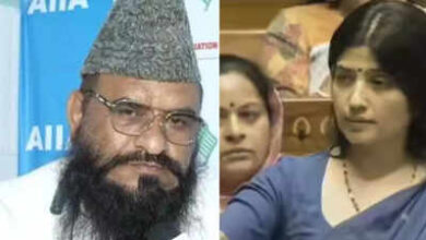 Photo of डिंपल यादव पर की गई अभद्र टिप्पणी के विरोध में सपा नेता कुलदीप भाटी ने मौलाना साजिद रशीदी को मारा तमाचा, देखें video