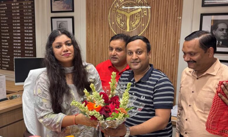 Vaishya community honoured District Magistrate Megharupam and invited him to participate in Janmashtami festival