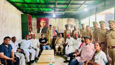 Photo of ग्रेटर नोएडा के बाद नोएडा में पुलिस ने समाजवादी पार्टी के नेताओं को यात्रा में जाने से रोका, महानगर अध्यक्ष समेत करीब 153 नेताओं को किया नजरबंद
