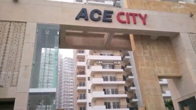 Photo of ग्रेटर नोएडा वेस्ट में 13वीं मंजिल से गिरे मां-बेटा, दोनों की मौके पर मौत, सोसायटी की सुरक्षा पर उठा सवाल 