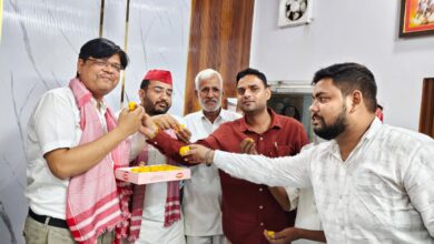 Photo of सपा नेता आज़म खाँ की रिहाई पर नोएडा में जश्न का माहौल, सपा कार्यकर्ताओं ने मनाई खुशियाँ