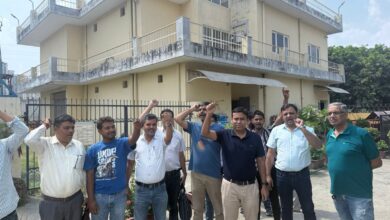 Photo of ग्रेटर नोएडा वेस्ट: आम्रपाली गोल्फ होम्स मार्केट में अचानक बिजली कटौती पर दुकानदारों का प्रदर्शन,  एनपीसीएल ऑफिस पर हंगामा