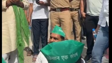 Photo of नोएडा सोरखा गांव में कब्जा हटाने पहुंची प्राधिकरण की टीम, पुलिस ने किसानों पर किया लाठीचार्ज, विरोध में धरने पर बैठे किसान