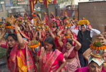 Photo of ग्रेटर नोएडा में भव्य कलश यात्रा के साथ तीन दिवसीय अग्र भागवत का शुभारंभ, सैकड़ों महिलाओं ने लिया भाग, इंदौर से पधारे भागवताचार्य पं. बालकिशन शास्त्री