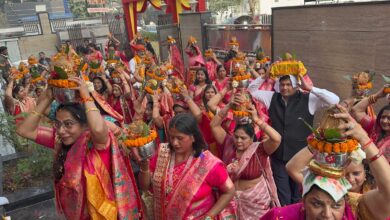 Photo of ग्रेटर नोएडा में भव्य कलश यात्रा के साथ तीन दिवसीय अग्र भागवत का शुभारंभ, सैकड़ों महिलाओं ने लिया भाग, इंदौर से पधारे भागवताचार्य पं. बालकिशन शास्त्री