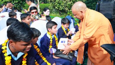 Photo of विश्व दिव्यांग दिवस पर योगी ने याद किए संत सूरदास, कहा-शरीर की बनावट से नहीं होती क्षमता तय