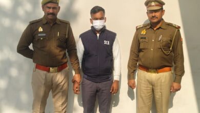 Photo of Noida: पिता ने अपने बच्चों दो बच्चों को नाले में फेंका, डिलीवरी ब्वॉय ने  ऐसे बचाई जान