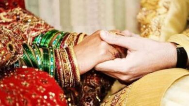 Photo of ग्रेटर नोएडा में अनूठी शादी, एक ही मंडप में लिए सात फेरे तो मौलवी ने पढ़ा निकाह