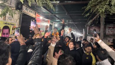 Photo of Greater Noida: क्रिसमस के रंग में रंगा शहर, मॉल्स में सांता क्लाज को देखकर खुश नजर आए बच्चे