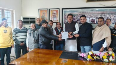 Photo of ग्रेटर नोएडा – 4% आबादी प्लॉट न मिलने से नाराज़ किसान, राज्यसभा सांसद सुरेंद्र सिंह नागर को सौंपा ज्ञापन