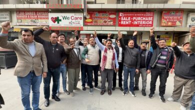 Photo of आम्रपाली गोल्फ होम्स के दुकानदारों का एनपीसीएल के खिलाफ प्रदर्शन, ड्यू डेट से पहले बिजली काटने और मल्टीपॉइंट कनेक्शन न देने का आरोप