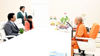 Photo of घर में प्रवेश करते ही छलक पड़े आंसू, सीजोफ्रेनिया बीमारी की शिकार युवती बोलीं- थैंक्यू योगी अंकल!