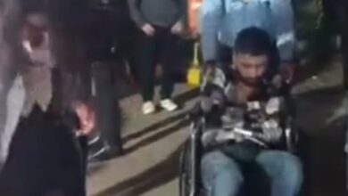 Photo of Noida: नए साल के जश्न में जमकर छलके जाम तो व्हील चेयर बनी सहारा, चौकी ले जाती भी दिखी पुलिस