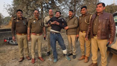 Photo of Greater Noida: हेलेमेट पहनकर सोसाइटी की लिफ्ट में बुजुर्ग महिला से लूट का प्रयास करने वाला निकला रैपिडो चालक, गोली लगने से हुआ घायल