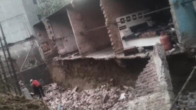 Photo of Greater Noida: पिलर की खुदाई के दौरान भरभरा कर गिरा मकान का हिस्सा, मलबे में दबा मजदूर घायल