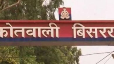 Photo of Greater Noida: बुजुर्ग महिला से चेन लूट मामले में एसीपी और कोतवाल पर गिरी गाज