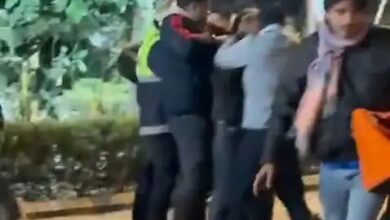 Photo of Greater Noida: डिलीवरी बॉय के गलत डोर बेल बजाने पर जमकर हुआ बवाल, गार्डो ने युवक को दौड़़ा-दौड़ाकर पीटा