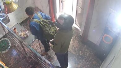 Photo of Greater Noida: भगवान के सामने हाथ जोेड़कर मांगी माफी और चोर चुरा ले गए मंदिर की घंटी और ज्योत