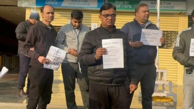 Photo of Greater Noida: गौड़ वर्ल्ड स्मार्ट स्टेट प्रोजेक्ट के खरीदारों ने बिल्डर पर लगाए गंभीर आरोप, बोले—दुकान की कनेक्टविटी मॉल में देने के नाम पर ठगा