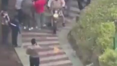 Photo of Greater Noida: ग्रेनो वेस्ट में बाइक से अस्पताल ले जाना पड़ा 16वीं मंजिल से छलांग लगाने वाला शख्स, स्वास्थ्य सेवाओं पर उठे सवाल