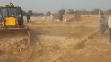 Photo of Greater Noida: 20 करोड़ की जमीन पर किया जा रहा था अवैध निर्माण, प्राधिकरण की टीम को देख भाग खड़े हुए कॉलोनाइजर!