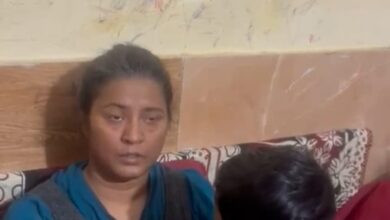 Photo of Greater Noida: दरवाजा तोड़कर कमरे में घुसी पुलिस, मां से लिपटते ही रोने लगा बच्चा, पुलिस की हो रही सरहाना
