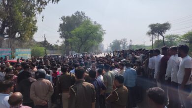 Photo of Greater Noida: संविदा कर्मी की करंट से मौत के बाद एसडीओ के खिलाफ फूटा गुस्सा, मांगों को लेकर चार घंटे जाम किया रोड