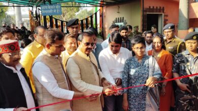 Photo of Greater Noida: सांसद डॉ. महेश शर्मा बोले-मनुष्य के जीवन से मौत तक फूल रहते हैं साथ, ड्रोन शो बना आर्कषण का केंद्र