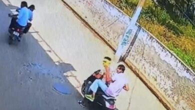 Photo of Greater Noida: बाइक और स्कूटी सवार बदमाशों ने दूध कारोबारी के घर पर की फायरिंग, मुकदमा दर्ज