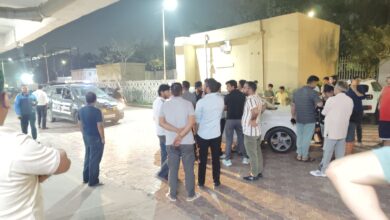 Photo of Greater Noida: आधी रात को ग्रेटर नोएडा की सोसाइटी में खड़ा हो गया बखेड़ा, पुलिस पहुंची तो…