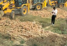 Photo of Greater Noida: प्राधिकरण ने चलाया मकानों पर बुल्डोजर तो मच गया हड़कंप