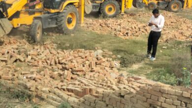Photo of Greater Noida: प्राधिकरण ने चलाया मकानों पर बुल्डोजर तो मच गया हड़कंप