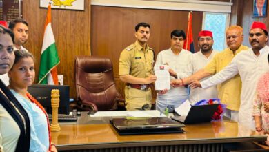 Photo of अखिलेश यादव के खिलाफ अपमानजनक टिप्पणी पर सपा आक्रामक, कार्रवाई को लेकर पुलिस अधिकारी से मिला प्रतिनिधिमंडल