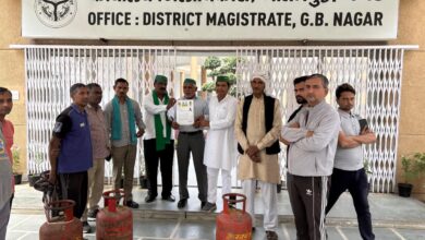 Photo of गौतम बुद्ध नगर में गैस सिलेंडर संकट को लेकर भाकियू (मुलायम) का जोरदार प्रदर्शन, प्रशासन को दी आंदोलन की चेतावनी